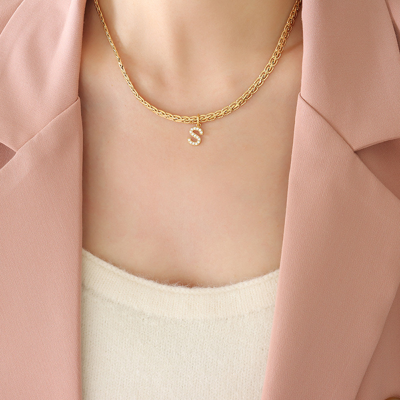 COLLAR LUX JOYAS BAÑO ORO 18K LETRA INICIAL BRILLITOS TEJIDO DRAGÓN - 3