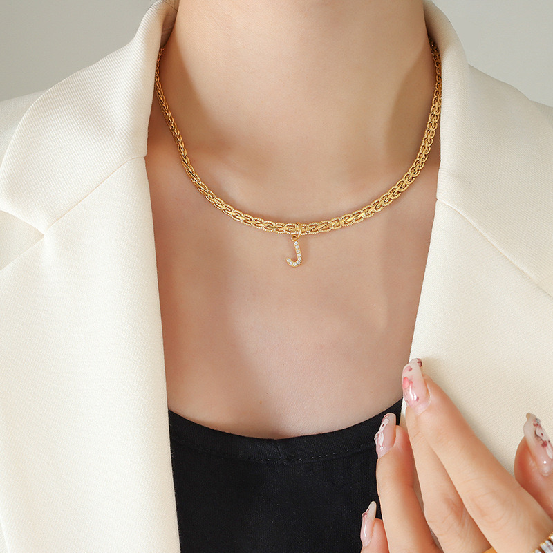 COLLAR LUX JOYAS BAÑO ORO 18K LETRA INICIAL J BRILLITOS TEJIDO DRAGÓN - 3