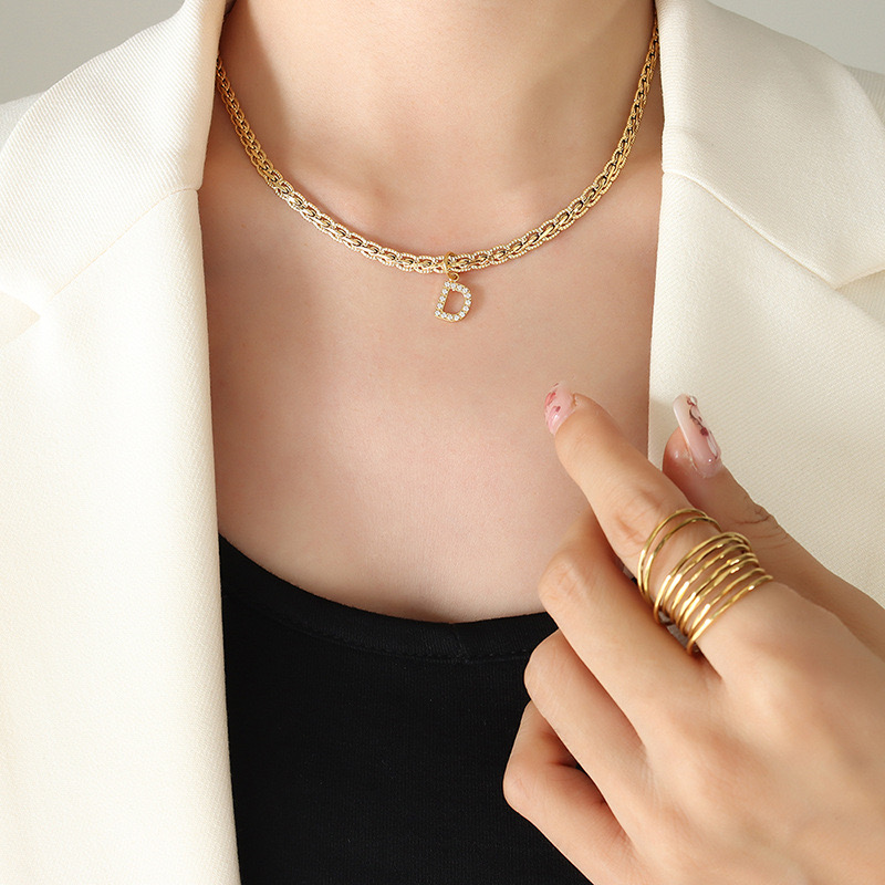 COLLAR LUX JOYAS BAÑO ORO 18K LETRA INICIAL D BRILLITOS TEJIDO DRAGÓN - 3