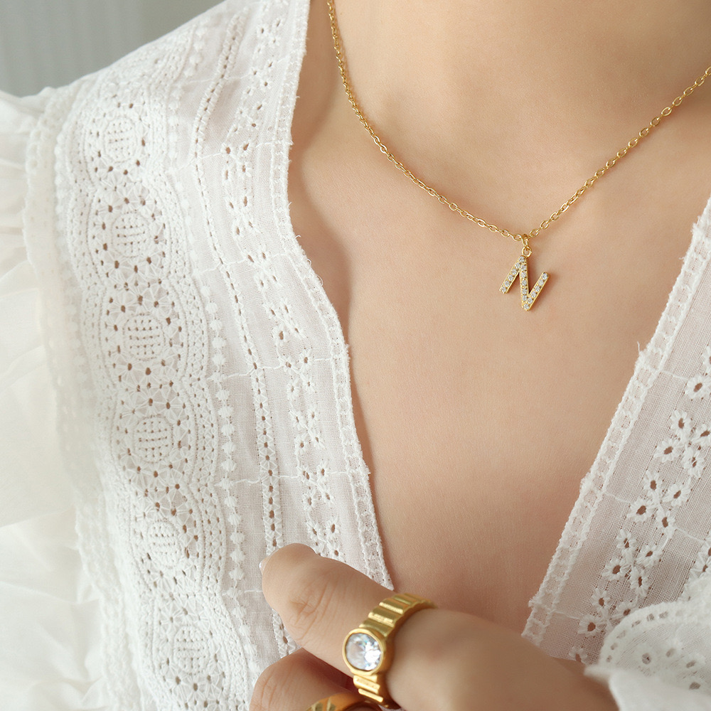 COLLAR LUX JOYAS BAÑO ORO 18K LETRA INICIAL N BRILLITOS - 2