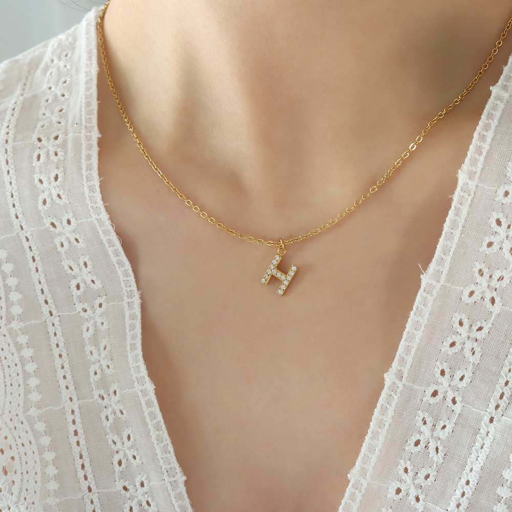 COLLAR LUX JOYAS BAÑO ORO 18K LETRA INICIAL H BRILLITOS - 2