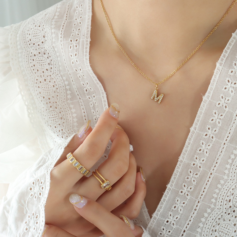 COLLAR LUX JOYAS BAÑO ORO 18K LETRA INICIAL M BRILLITOS - 2