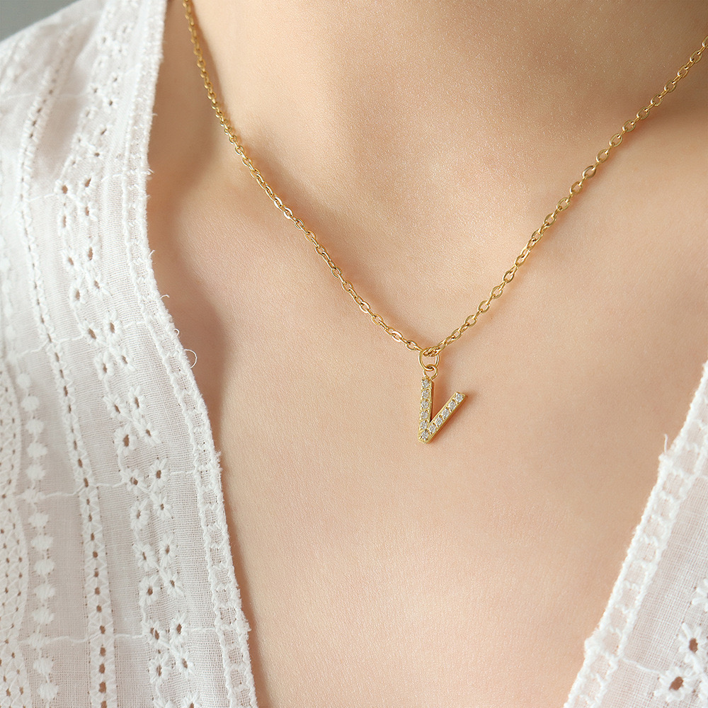 COLLAR LUX JOYAS BAÑO ORO 18K LETRA INICIAL V BRILLITOS - 2