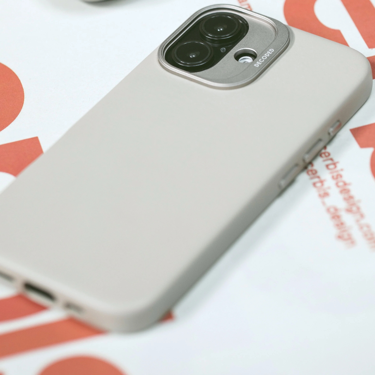 FUNDA SILICONA ANTIMICROBIAL MAGSAFE IPHONE 16 DECODED GRIS - 5