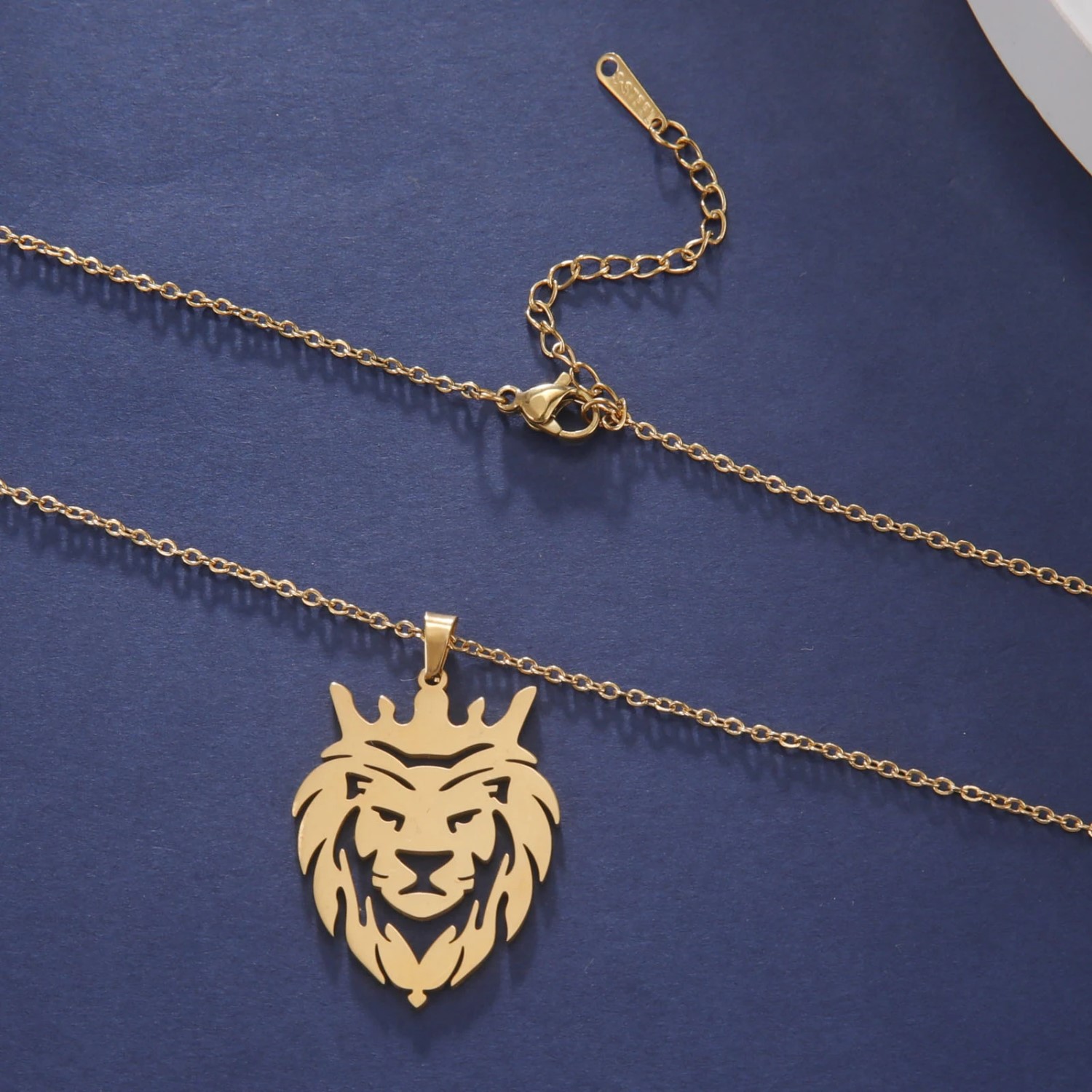 COLLAR CABEZA LEON CORONA KING ACERO DORADO - 2