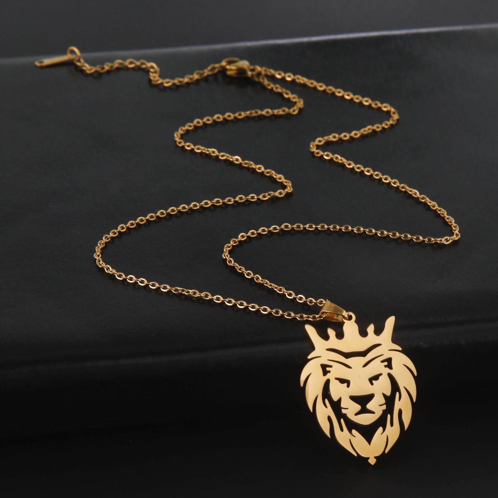 COLLAR CABEZA LEON CORONA KING ACERO DORADO - 6
