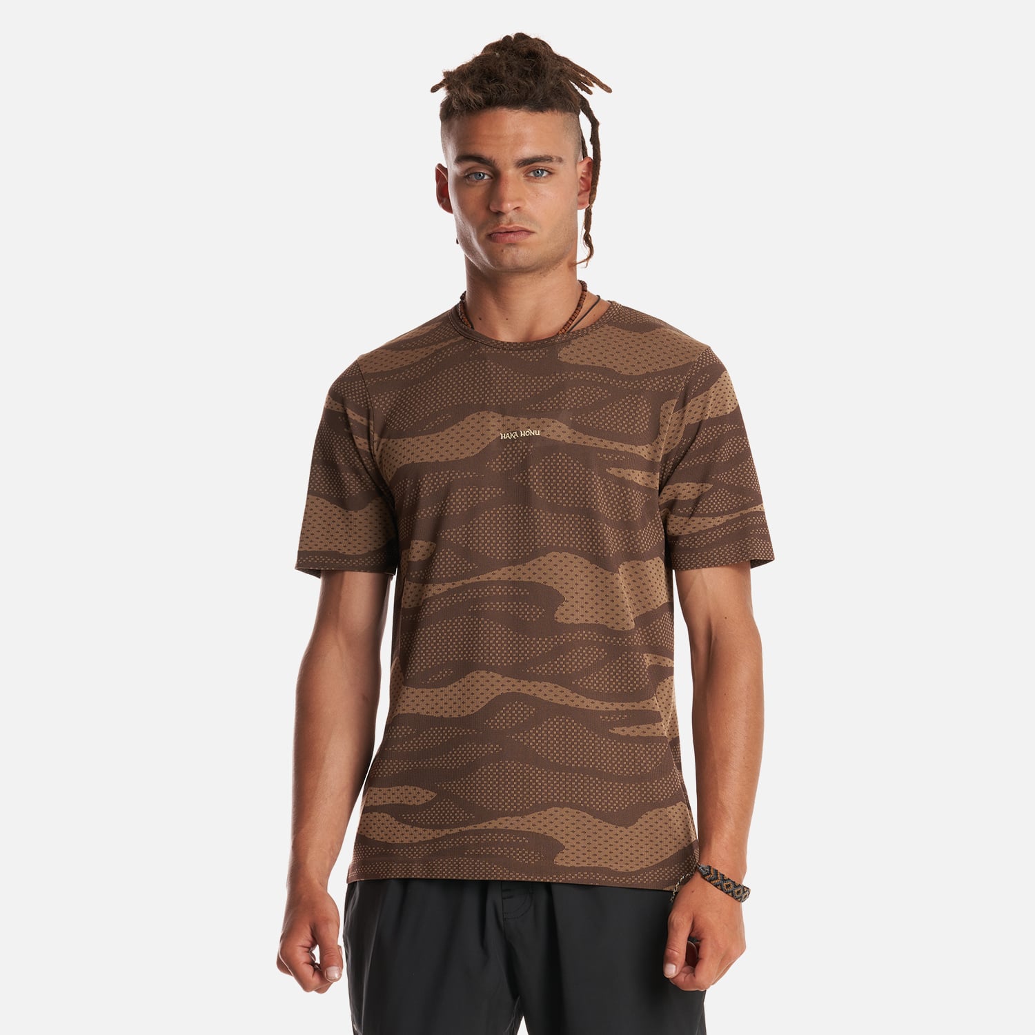 POLERA HOMBRE CHACRA FULL PRINT EN COLOR CAFE HAKA HONU - 2