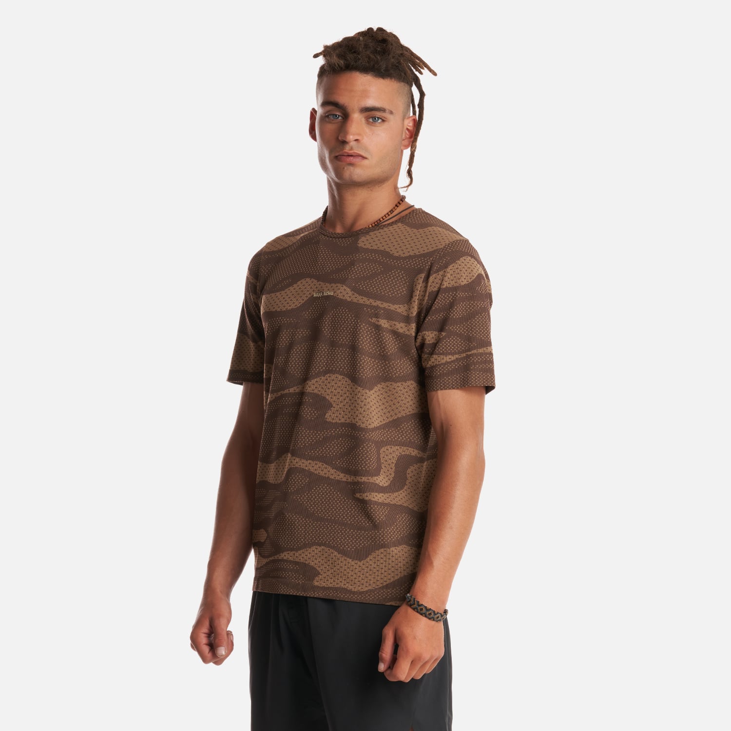 POLERA HOMBRE CHACRA FULL PRINT EN COLOR CAFE HAKA HONU - 3