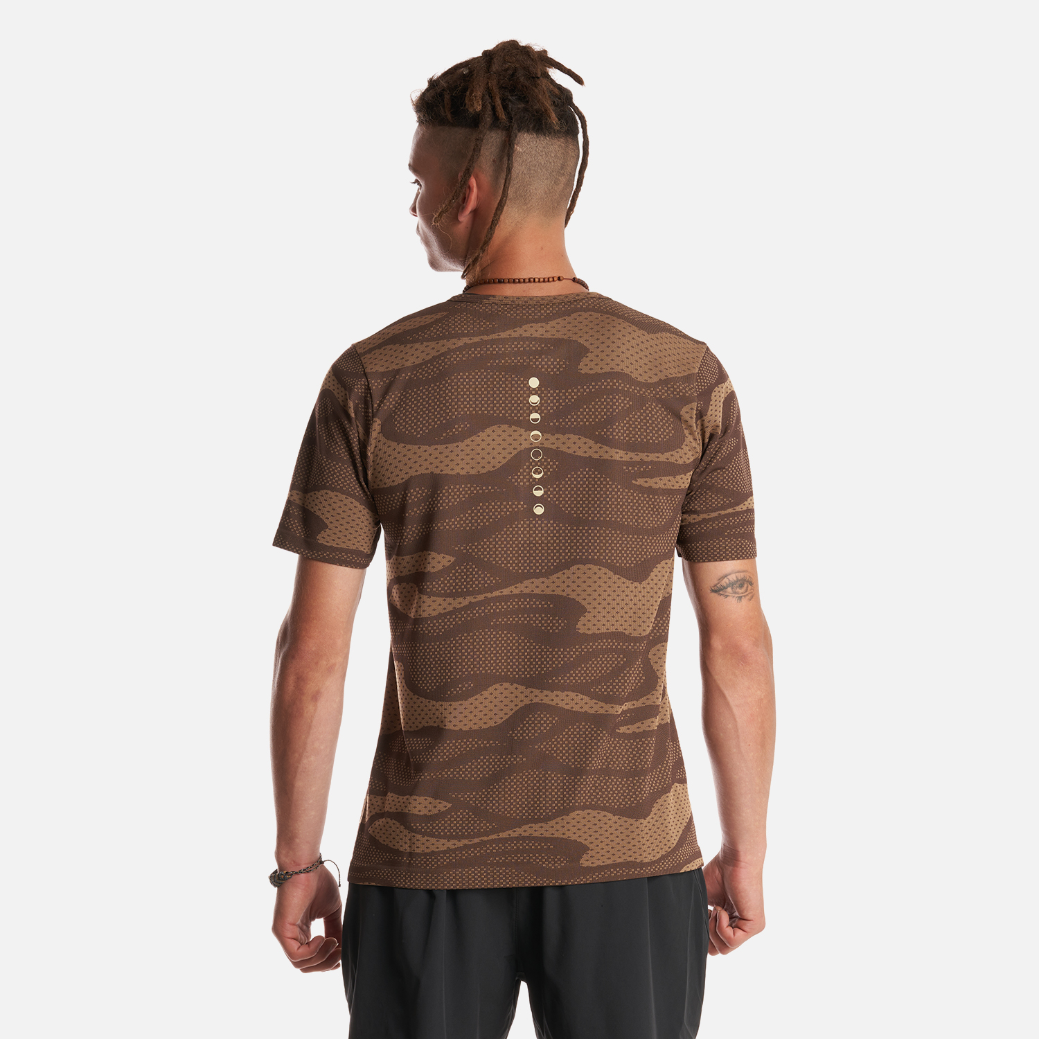 POLERA HOMBRE CHACRA FULL PRINT EN COLOR CAFE HAKA HONU - 4