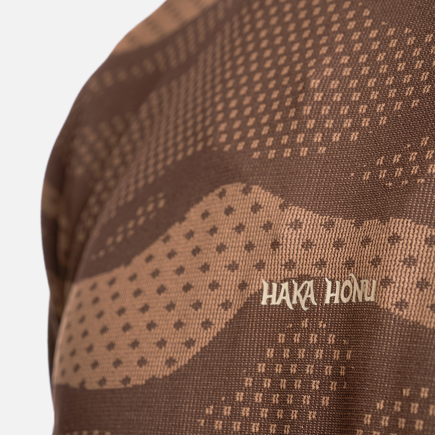 POLERA HOMBRE CHACRA FULL PRINT EN COLOR CAFE HAKA HONU - 5