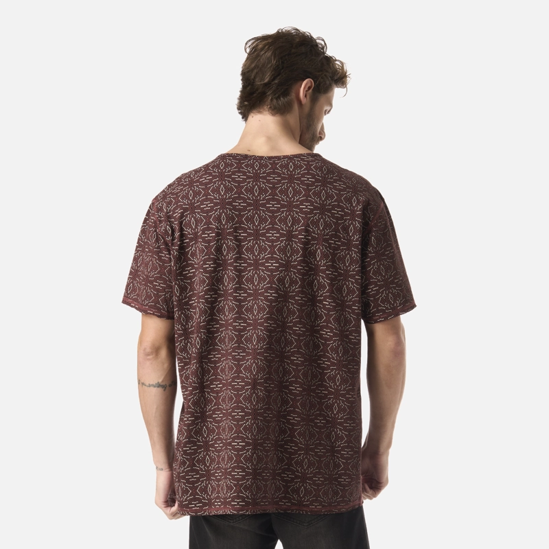 POLERA HOMBRE BI-CURIOSO PRINT VINO HAKA HONU V26 - 4