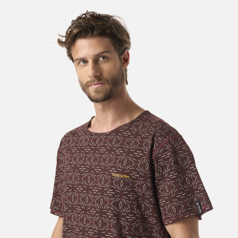 POLERA HOMBRE BI-CURIOSO PRINT VINO HAKA HONU V26 - 5