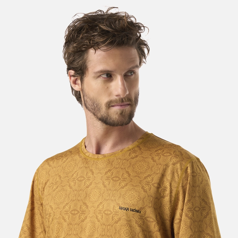 POLERA HOMBRE SUDALA PRINT MOSTAZA HAKA HONU - 4
