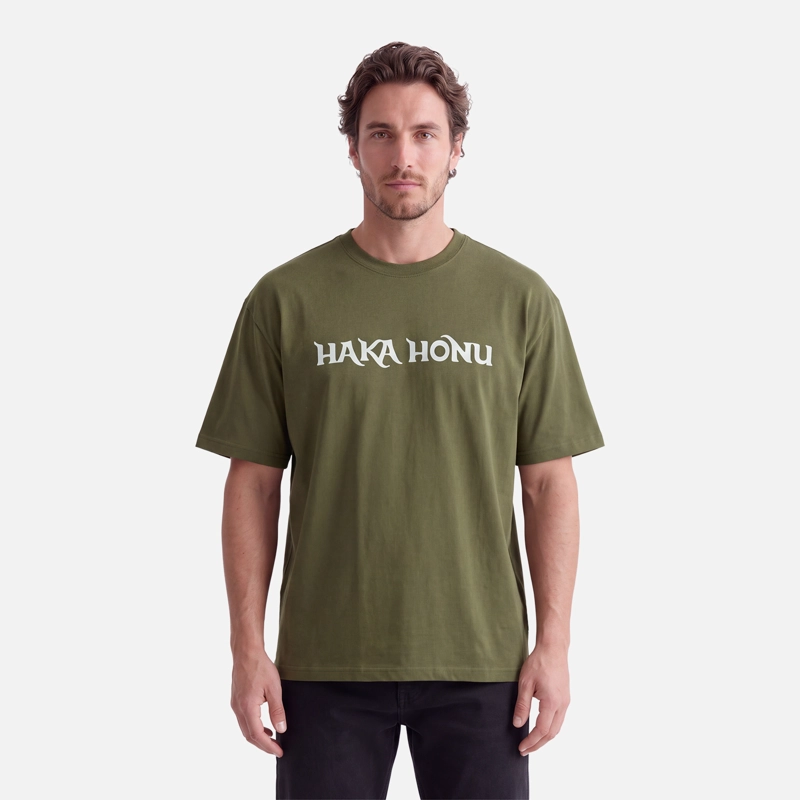 POLERA HOMBRE LOGO VERDE MUSGO HAKA HONU V27 - 1