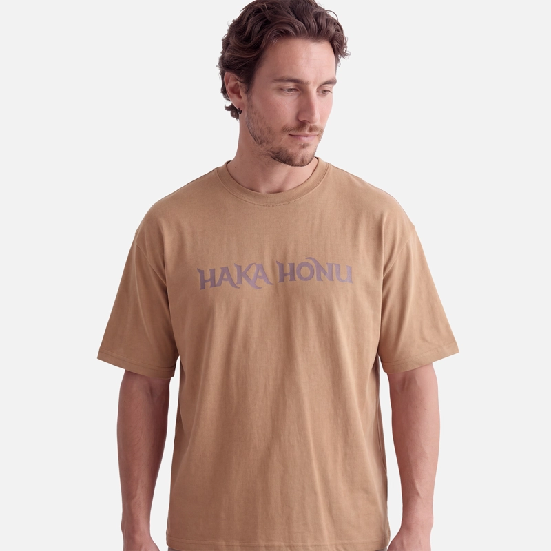 POLERA HOMBRE LOGO CAFE CLARO HAKA HONU V27 - 2