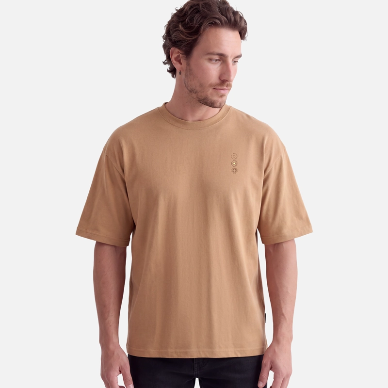 POLERA HOMBRE VOY Y VUELVO CAFE CLARO HAKA HONU V27 M