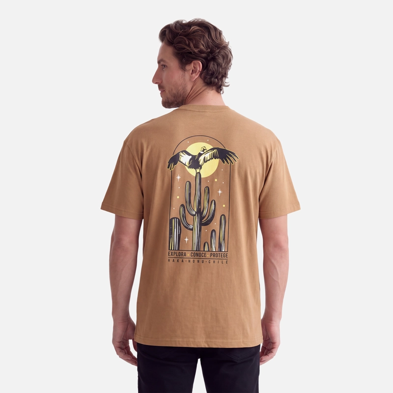POLERA HOMBRE VOY Y VUELVO CAFE CLARO HAKA HONU V27 - 2