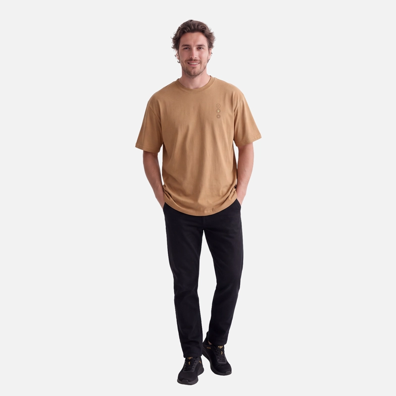 POLERA HOMBRE VOY Y VUELVO CAFE CLARO HAKA HONU V27 - 4