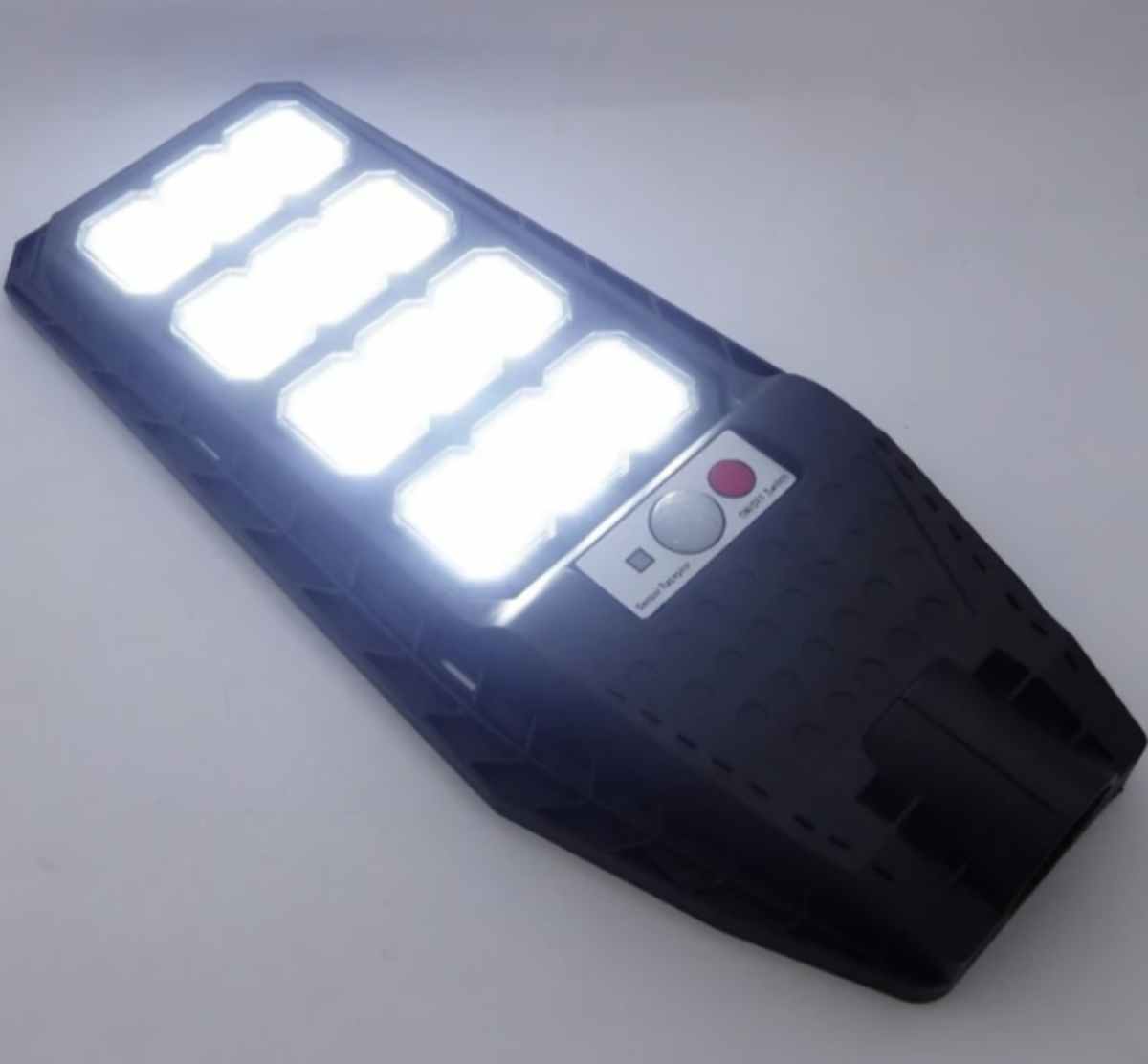 FOCO CON BRAZO SOLAR 200W PVC 144 LED 12 PLACAS CON CONTROL SENSOR - 3
