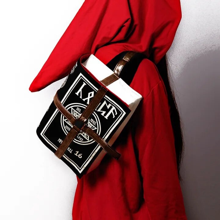 BOLSO BANDOLERA DE LONA FORMA DE LIBRO MÁGICO, GÓTICO DE HECHIZOS , CRUZADO O MOCHILA. - 1