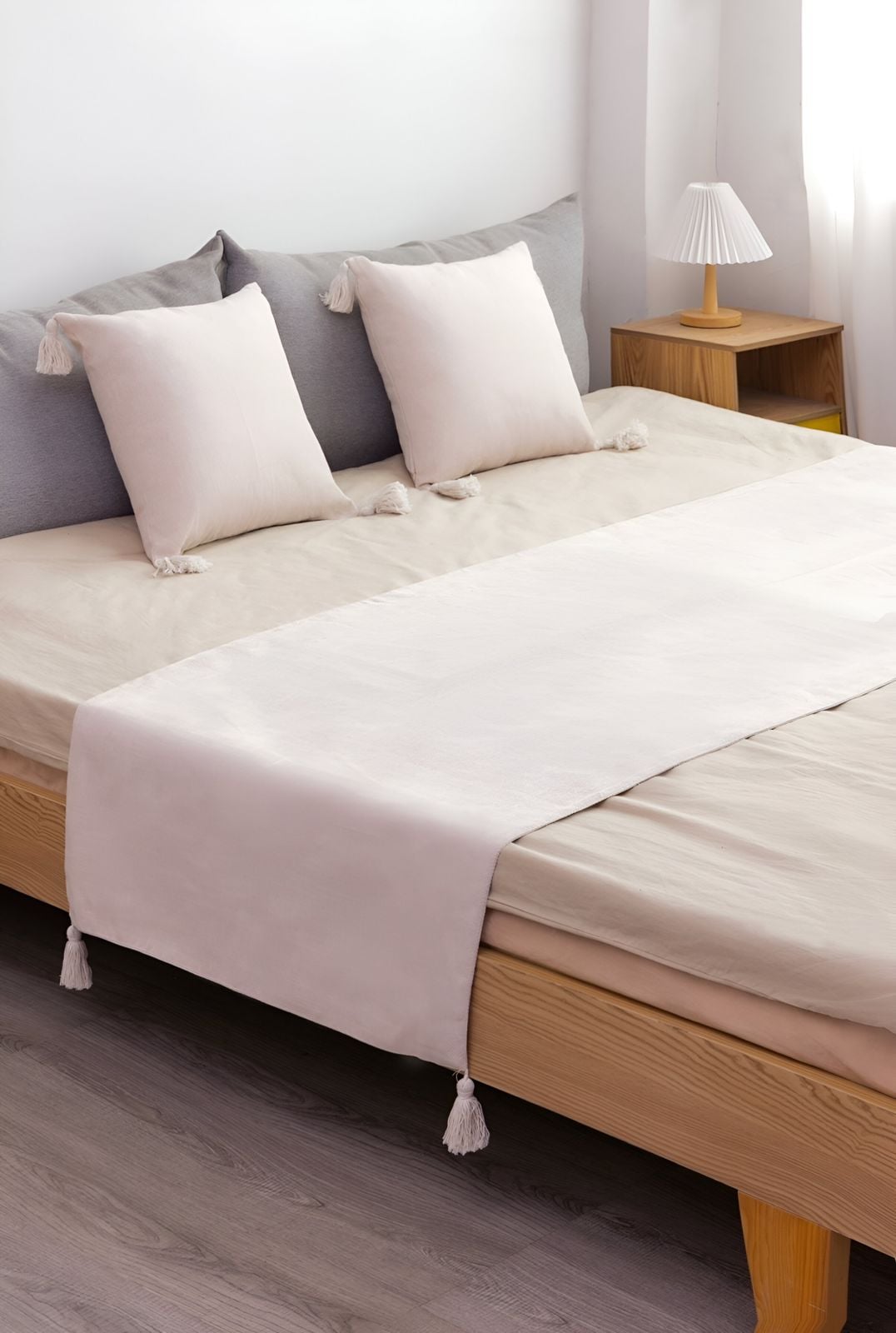 JUEGO DE PIECERA DE CAMA MAS 2 COJIN CON FUNDAS MODELO PLUSH BLANCA - 1