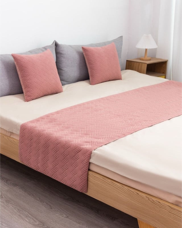 JUEGO DE PIECERA DE CAMA MAS 2 COJIN CON FUNDAS MODELO PLUSH ROSADO - 1
