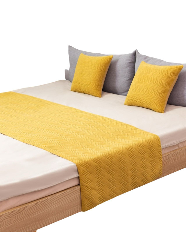 JUEGO DE PIECERA DE CAMA CON 2 FUNDAS MODELO PLUSH AMARILLO - 2
