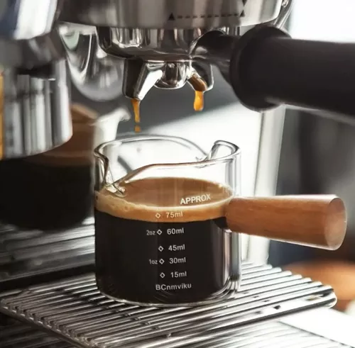 TAZA MEDIDOR DE VIDRIO CON MANGO DE MADERA - 2