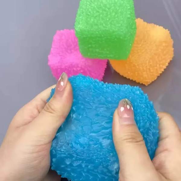 SQUISHY DE SILICONA FORMA DE CUBO DE HIELO TEXTURIZADO - 4