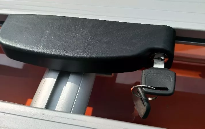 PARRILLA AUTO ALUMINIO 159 CMS X 99 CMS + LLAVE SEGURIDAD - 1