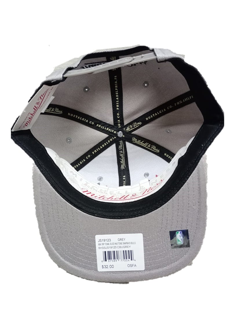 GORRA MITCHELL & NESS SNAPBACK CHICAGO BULLS MITCHELL AND NESS GRIS - 2
