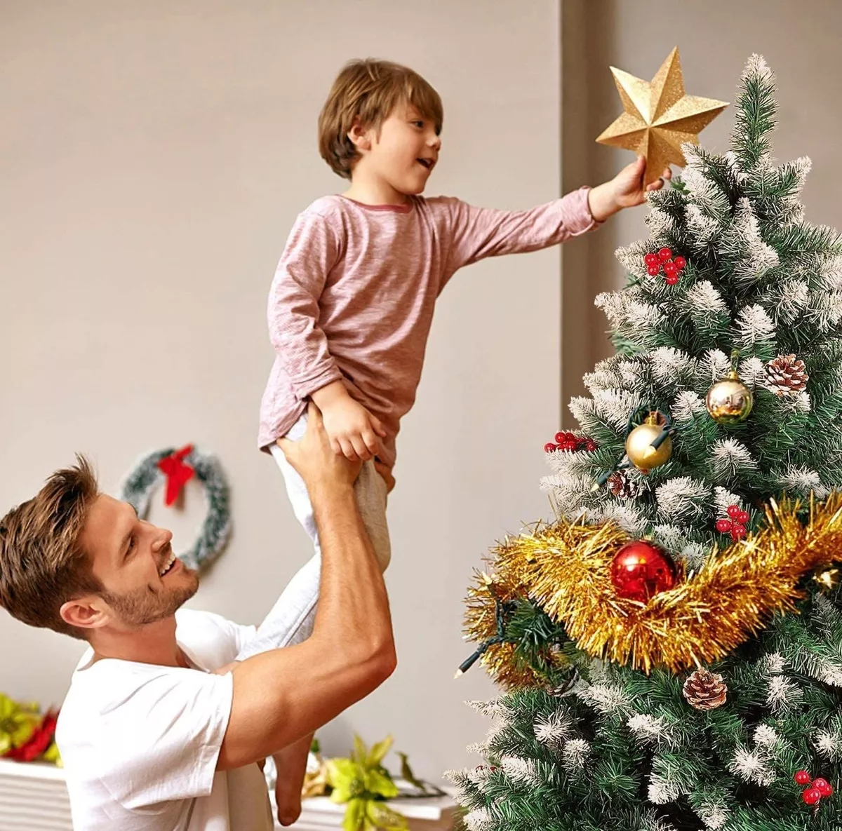 ÁRBOL DE NAVIDAD NEVADO CON MUERDAGO Y PIÑAS NAVIDEÑAS 240CM - 3