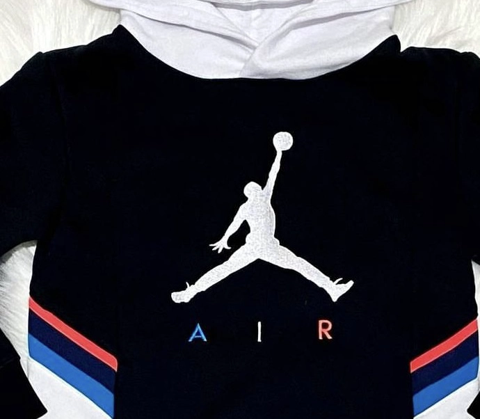 POLERÓN NIÑO NIKE NEGRO JORDAN - 3