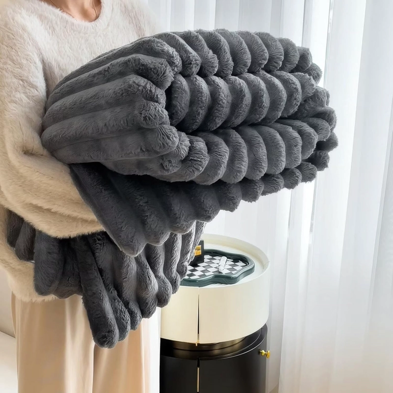 FRAZADA O MANTA PLUSH ACANALADA KING 180CM X 200CM COLOR NEGRO - 8