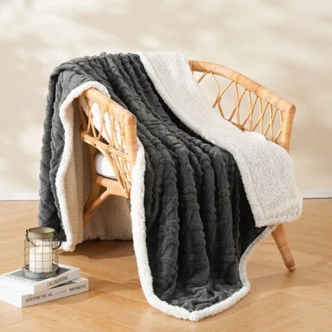 FRAZADA TRENZADAS CON CHIPORRO TAMAÑO KING 210CM X 230CM UNICOLOR GRIS OSCURO - 2