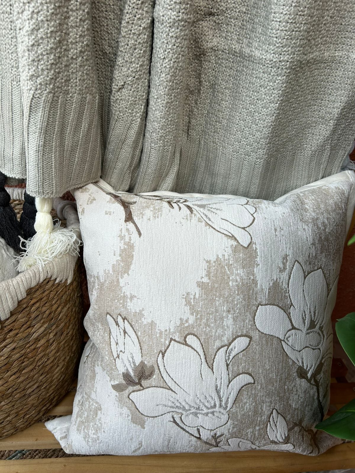 COJÍN TODOHOGARSANTIAGODECHILE CHENILLE RETRO DISEÑO A 45 X 45 CM BEIGE - 1