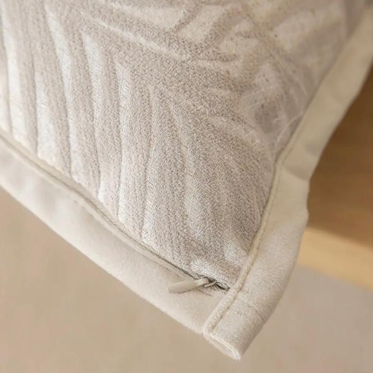 COJÍN TODOHOGARSANTIAGODECHILE CHENILLE RETRO DISEÑO D 45 X 45 CM BEIGE - 2