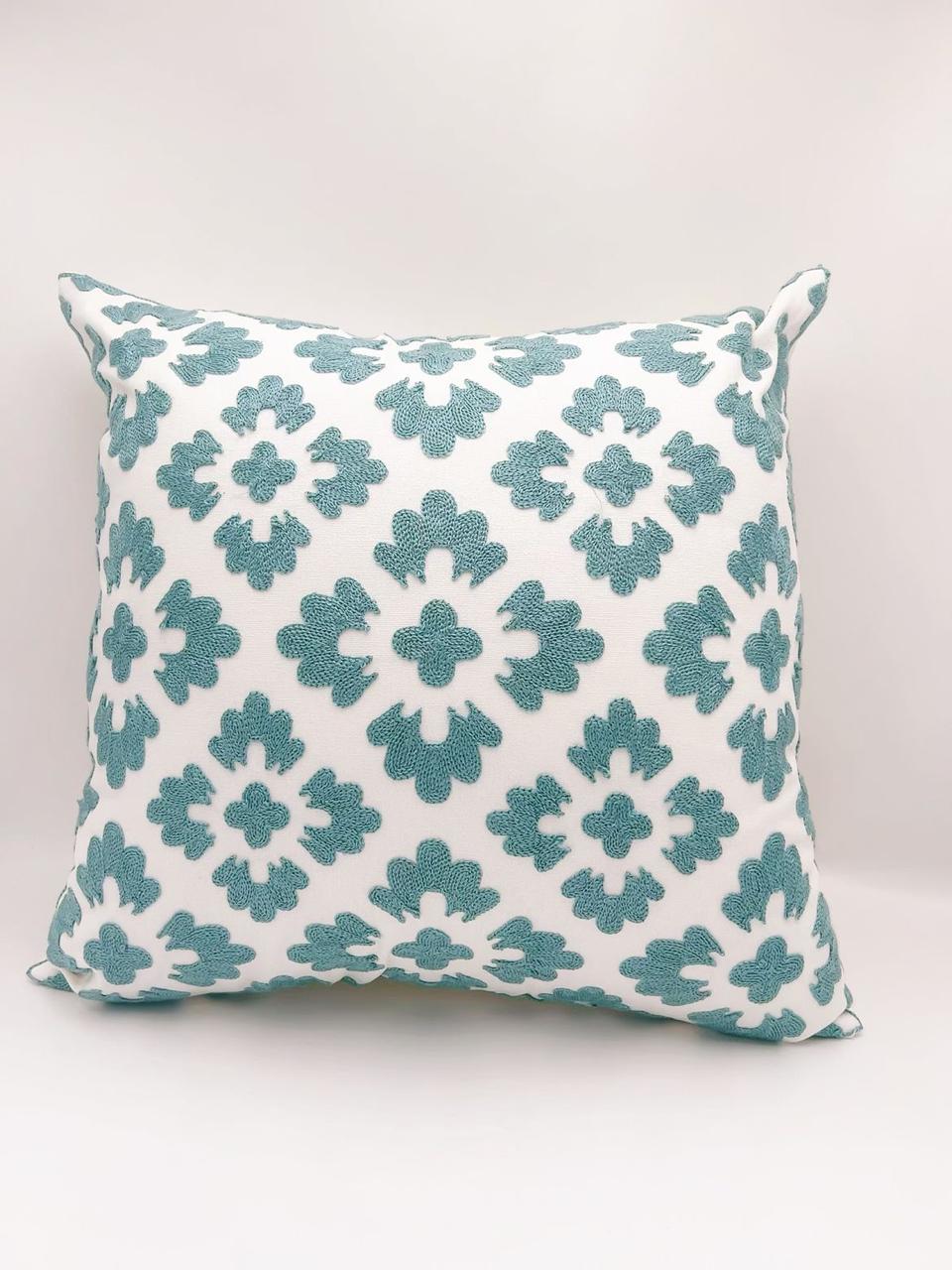 COJÍN TODOHOGARSANTIAGODECHILE CON DISEÑO BORDADO 02 45 X 45 CM VERDE AGUA - 1