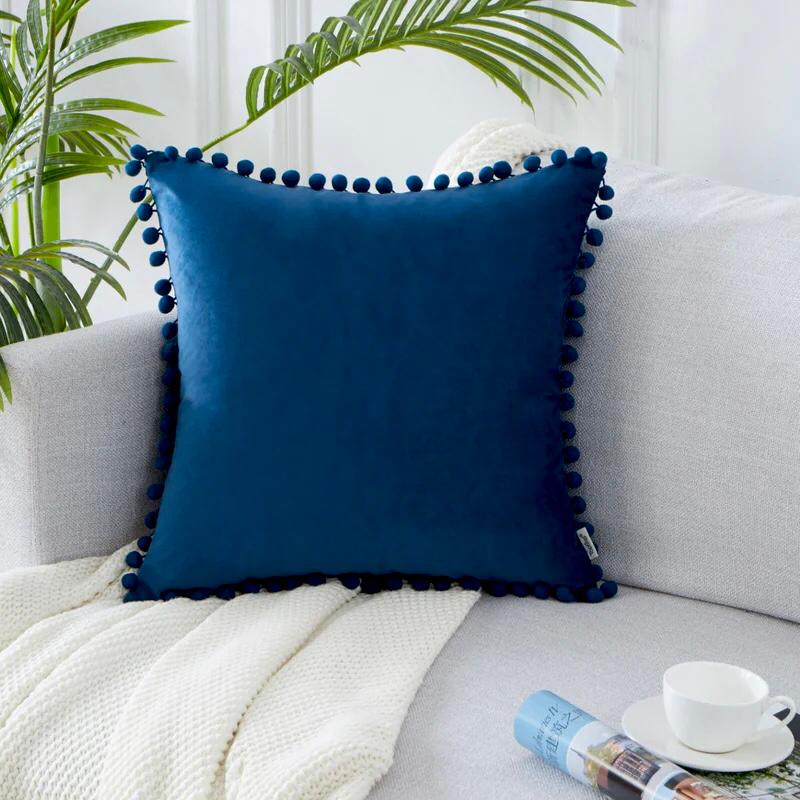 COJÍN TERCIOPELO CON POMPONES 45X45 - AZUL - 1