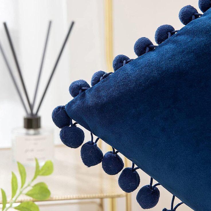 COJÍN TERCIOPELO CON POMPONES 45X45 - AZUL - 2