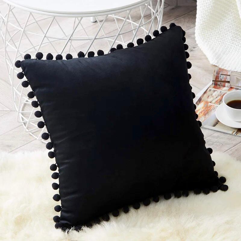 COJÍN TERCIOPELO CON POMPONES 45X45 - NEGRO - 1