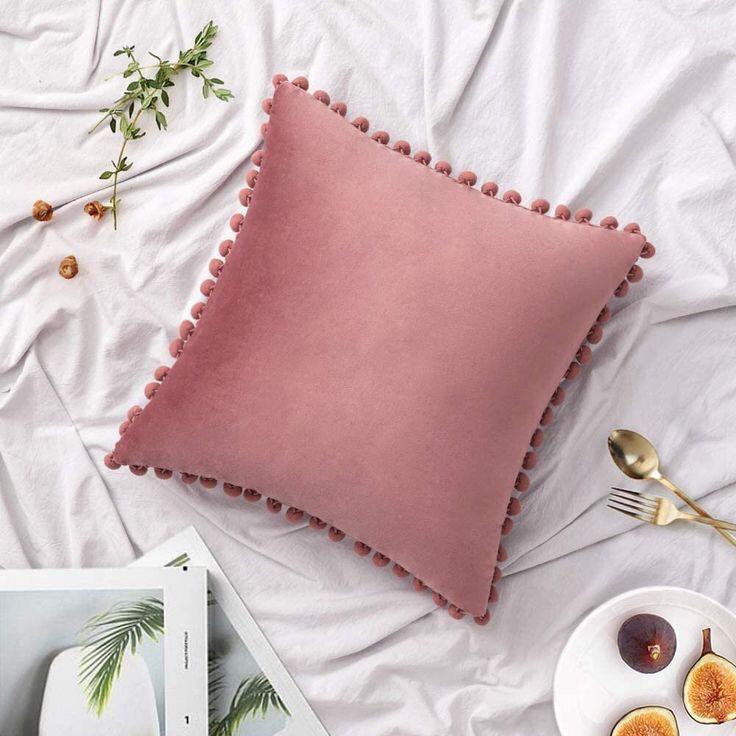 COJIN TERCIOPELO CON POMPONES 45X45 - PALO ROSA