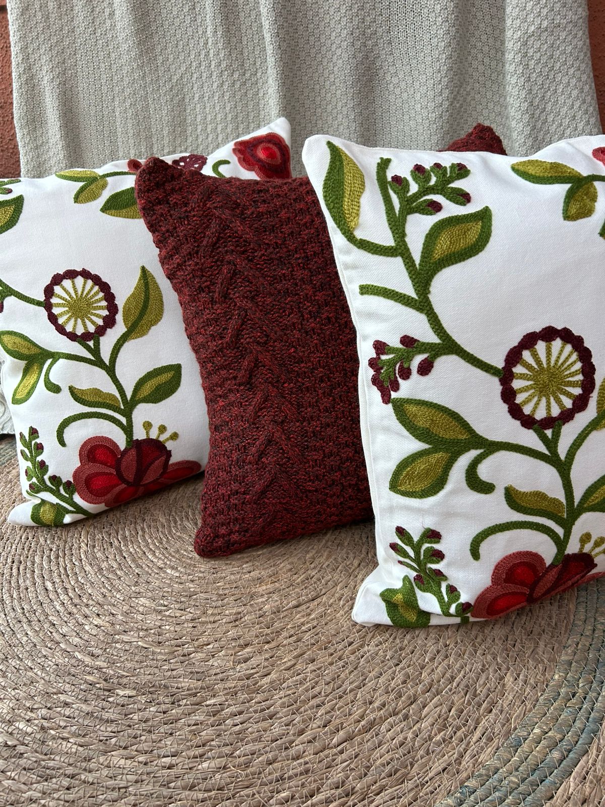 SET DE 3 COJINES COMBINADOS EN COLOR ROJO PRIMAVERAL ¡PAGA 2, LLEVA 3! - 2