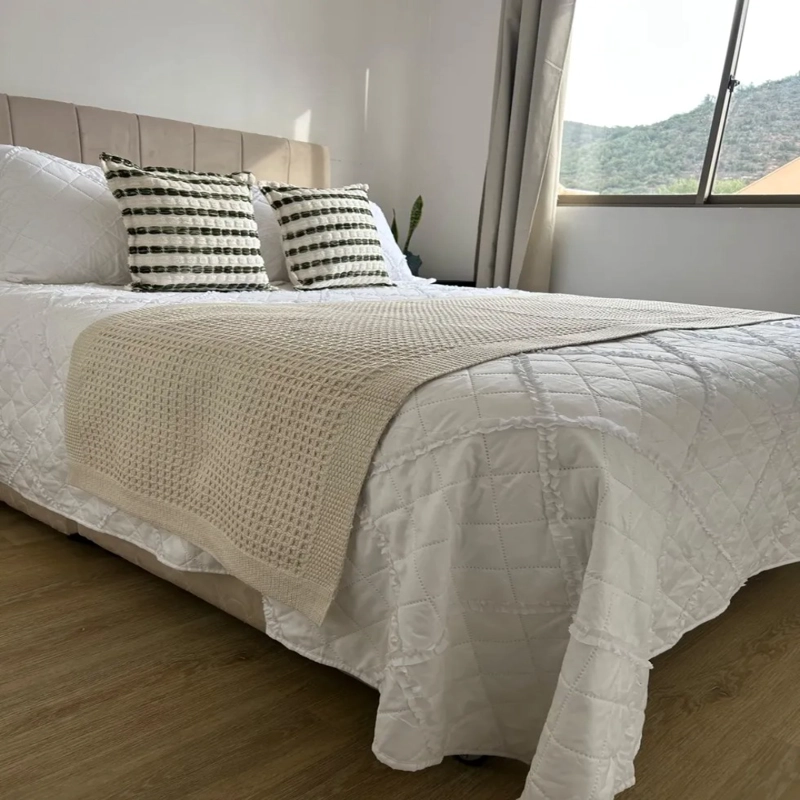 SET PIECERA TEJIDA BEIGE + 2 FUNDAS DE COJIN 45 × 45 CM - 2