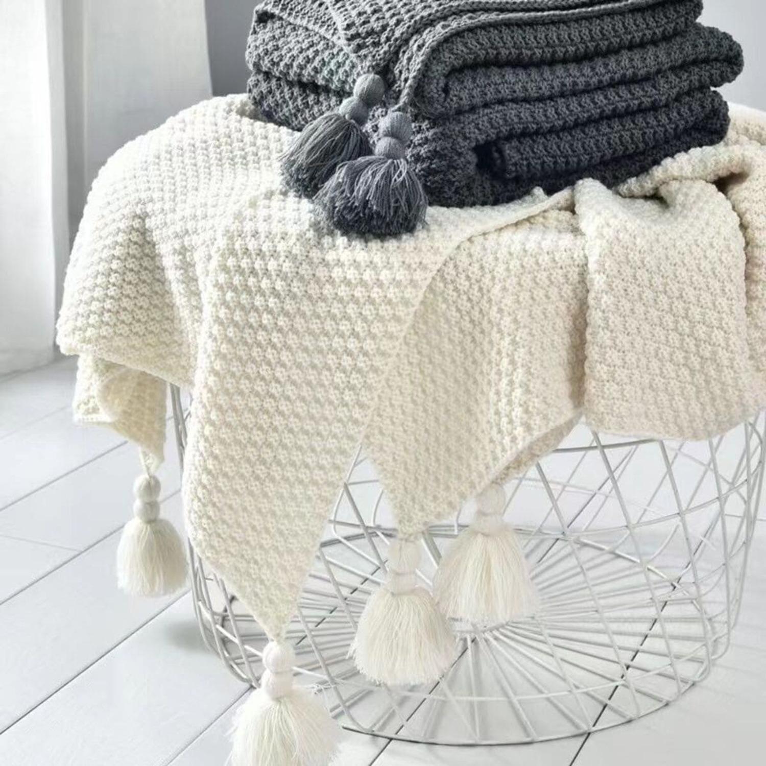 MANTA NORDICA CON BORLAS TEJIDA FRAZADA DECORATIVA 127X172CM TAMAÑO 2 PLAZAS - 2