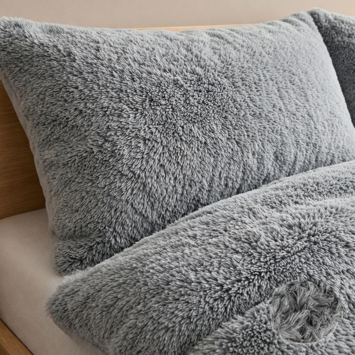 COBERTOR PELUDO CON CHIPORRO DE 1.5 PLAZA + 1 FUNDA ALMOHADA TAMAÑO 1,5 PLAZAS LISA - 2