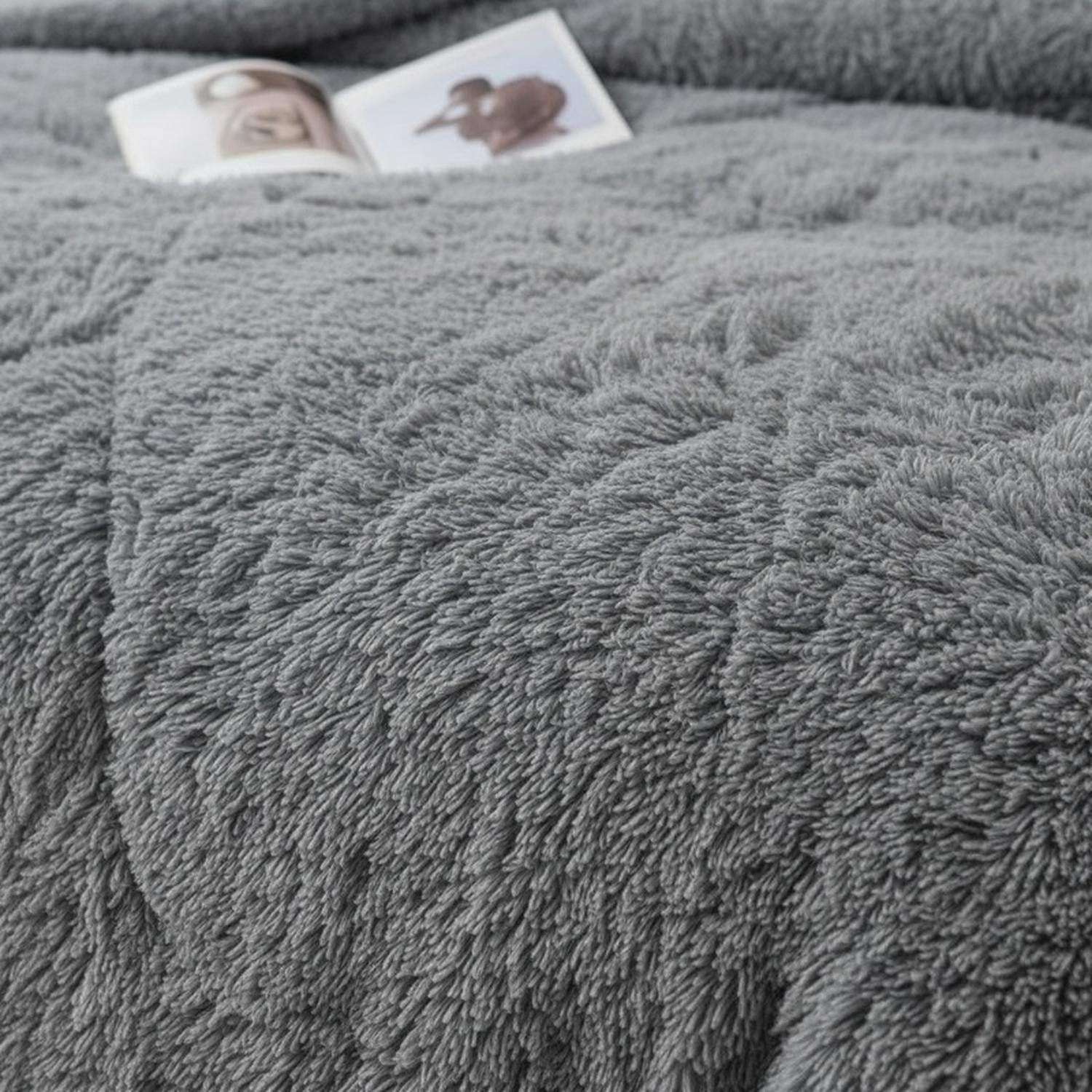 COBERTOR PELUDO CON CHIPORRO DE 1.5 PLAZA + 1 FUNDA ALMOHADA TAMAÑO 1,5 PLAZAS LISA - 3