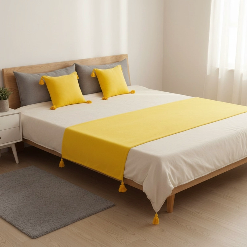 JUEGO DE PIECERA DE LINO CON POMPONES MEDIDA 70X210CM PIE DE CAMA AMARILLO - 1