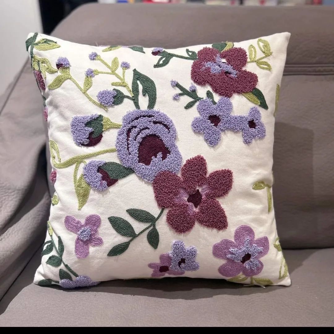 COJÍN HOMESTORE BORDADO FLORES 45 X 45 CM LILA - 1
