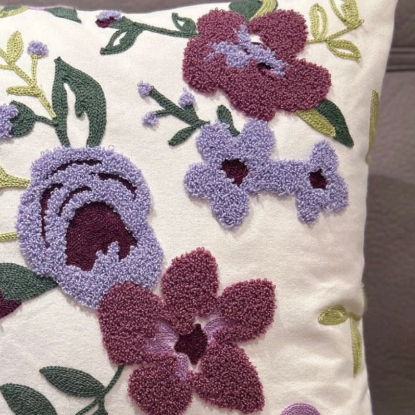 COJÍN HOMESTORE BORDADO FLORES 45 X 45 CM LILA - 2